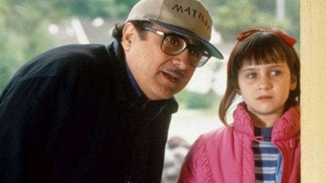 Danny DeVito y Mara Wilson en el set de Matilda. 