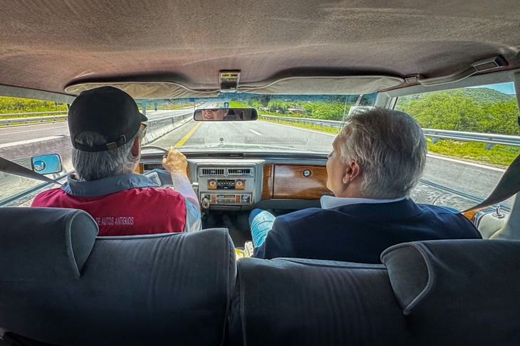 Llaryora recorrió ambas autovías a bordo de un vehículo de la Asociación Cordobesa de coleccionistas de autos antiguos. Llaryora recorrió ambas autovías a bordo de un vehículo de la Asociación Cordobesa de coleccionistas de autos antiguos.