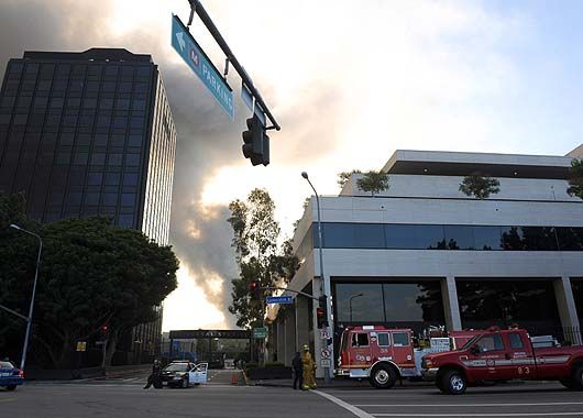 Un incendio consumió parte de los estudios Universal en California (foto 4)