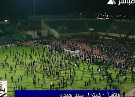 El momento en el que cientos de hinchas entran en el campo de juego.