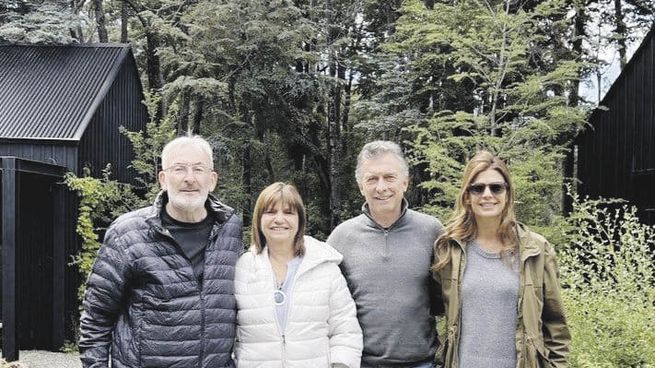 juntos. Guillermo Yanco, Patricia Bullrich, Mauricio Macri y Juliana Awada en el jardín de la casa familiar en el barrio privado Cumelén.