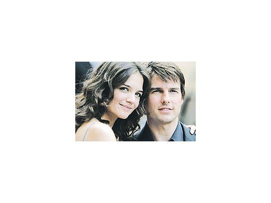 Tom Cruise con su última esposa, Katie Holmes. El actor erosionó su imagen pública, y suspelículas dieron menos dólares. Paramount lo despidió tras 14 años, mientras Hollywoodadvierte que sus mayores éxitos no se los dan las estrellas habituales.
