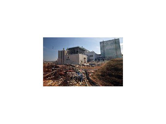 En Fukushima avanzan los trabajos de reconstrucción en el reactor seis.