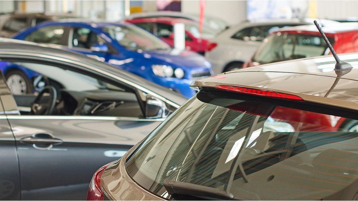 In a market with strong price distortion, the exchange of used cars grows