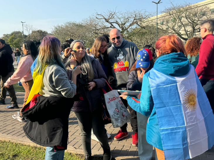 También hubo argentinos y argentinas que se solidarizaron con las consignas antichavistas.