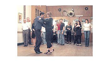 ámbito.com | Academia de tango en San Telmo: los alumnos (igual que en los shows, las milongas y hastaen las disquerías especializadas en tango) son en su mayoría turistas extranjeros.