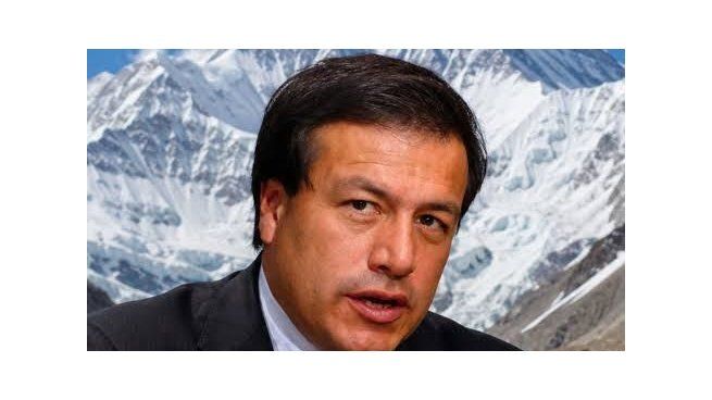 En 1989, Carlos Carsolio Larrea se convierte en el segundo mexicano en escalar la cumbre del Monte Everest.