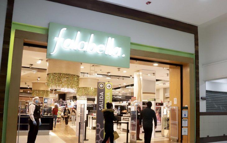 Se hallaron 21 trabajadores escondidos en una bodega de Falabella porque violaron la cuarentena.