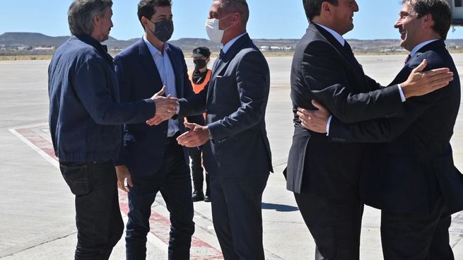 Máximo Kirchner, Wado de Pedro y Sergio Massa fueron recibidos por el gobernador Mariano Arcioni y el intendente de Comodoro Rivadavia, Juan Pablo Luque.&nbsp;