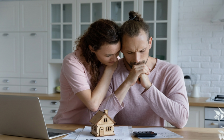 Una pareja joven analiza los costos de alquiler y mudanza en un contexto donde cada vez más porteños enfrentan dificultades para acceder a la vivienda propia y sostener los gastos habitacionales Una pareja joven analiza los costos de alquiler y mudanza en un contexto donde cada vez más porteños enfrentan dificultades para acceder a la vivienda propia y sostener los gastos habitacionales
