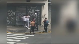 MIentras los jóvenes se pelean, la Policía observa.