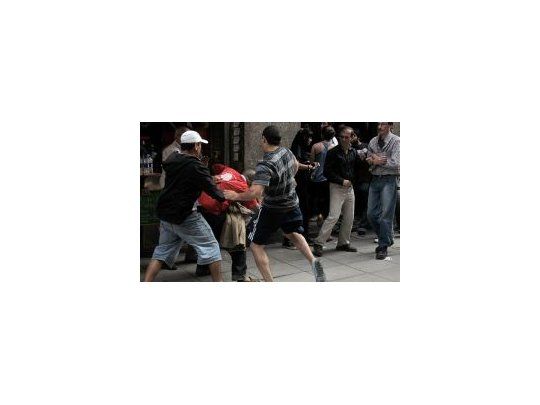 Durante el encuentro se registraron trompadas entre militantes radicales que respondían a Moreau y un grupo de manifestantes con remeras del intendente de San Isidro, Gustavo Posse, partidario de un acuerdo con el PRO de Mauricio Macri.