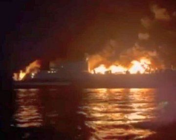 Rescatan a 288 personas de un barco italiano que se incendió frente a Grecia