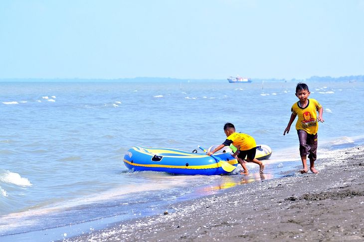 Entre kits completos y opciones más simples, los juguetes de playa llegan al verano 2026 con precios variados y alternativas para ajustar el gasto sin resignar diversión.