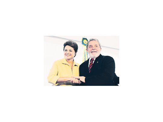 Luiz Inácio Lula da Silva recibió ayer a su delfina, Dilma Rousseff, en el Palacio del Planalto, en Brasilia. Dijo que no participará en ninguna decisión de ésta, en un intento de despejar las versiones sobre un futuro «doble comando» del Gobierno brasileño.