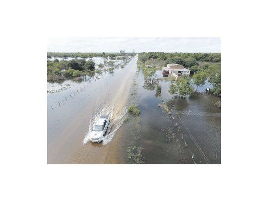 El agua todavía afecta a las provincias de la zona del Litoral en donde esperan el cese de las lluvias para que la situación mejore.