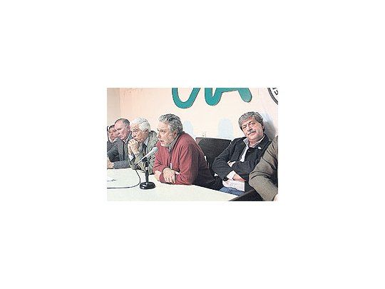 Carlos Garetto, vice de Coninagro; y los presidentes de Sociedad Rural, Luciano Miguens;CRA, Mario Llambías; y Federación Agraria, Eduardo Buzzi, ayer durante el anuncio delnuevo plan de acción del campo, que incluye movilización en las rutas y un acto en Capitalel martes.