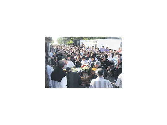Los restos de Falaschi fueron despedidos en medio de una multitud que se acercó a darle el último adiós al hijo pródigo de Las Parejas.