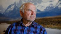 En 2022, Yvon Chouinard donó su empresa a una organización que combate las crisis ambientales y defiende la naturaleza.