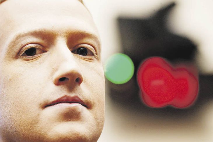 CONTRA LAS CUERDAS. Mark Zuckerberg, CEO de Facebook, salió a refutar las denuncias que indican que la red social es ineficaz y poco activa en la moderación de mensajes de odio en numerosos países.