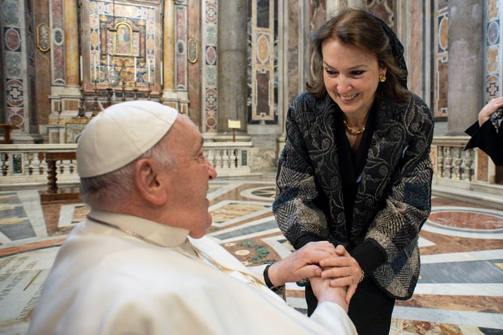 Diana Mondino junto al Papa Francisco durante la gira internacional en Italia. Diana Mondino junto al Papa Francisco durante la gira internacional en Italia.