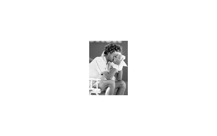 Gustavo Kuerten lamenta la derrota ante Kafelnikov.