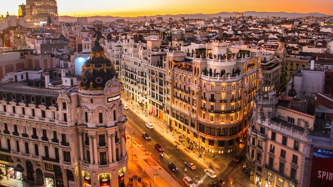 Vista áerea de Madrid, con la cúpula negra y dorada del Edificio Metrópolis, en la confluencia de la Gran Vía con la calle Alcalá