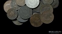 Monedas antiguas, centavos de patacón del año 1883.
