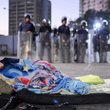 Familiares se recostaron frente a un centro de detención en Caracas mientras se renueva la presión por el caso del gendarme argentino. Familiares se recostaron frente a un centro de detención en Caracas mientras se renueva la presión por el caso del gendarme argentino.