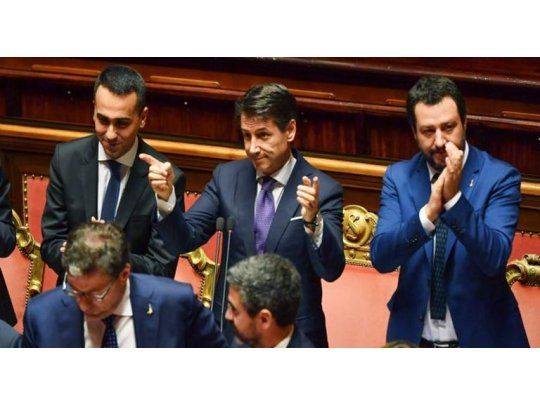 El nuevo premier, flanqueado por Di Maio (izq.) y Salvini.