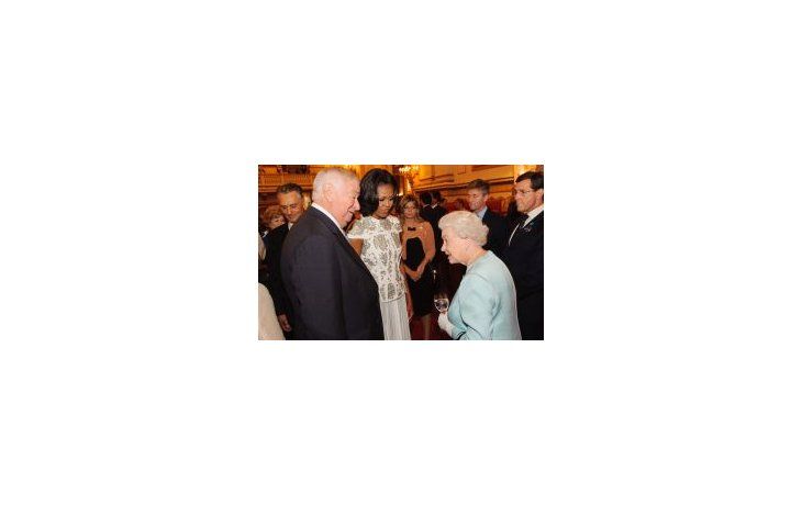 La reina Isabel II junto a la primera dama de EEUU, Michelle Obama.