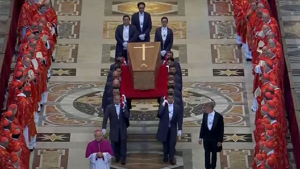Thus they transferred the coffin of Pope Francis for the exequial mass in San Pedro