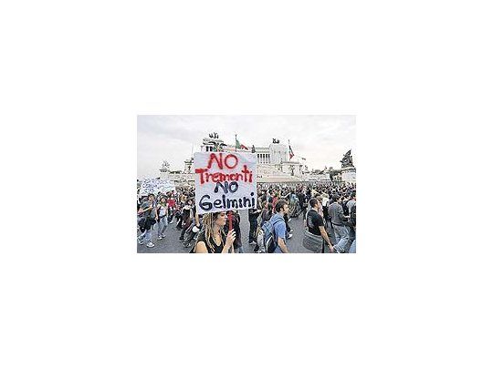 Estudiantes de la universidad romana de la Sapienza marcharon ayer en Piazza Venezia en protesta contra la reforma educativa propuesta por el gobierno de centroderecha. El sector se muestra como el más activo de la oposición a Silvio Berlusconi.