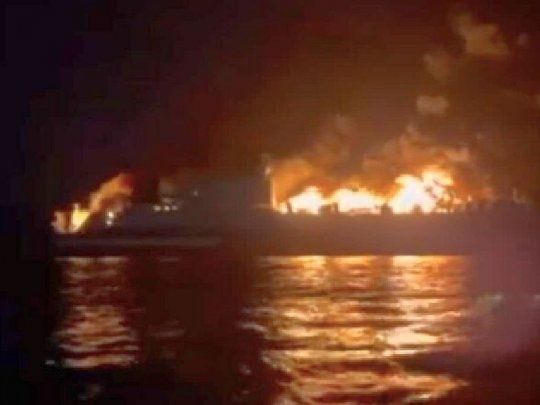 Incendio barco Grecia.jpg