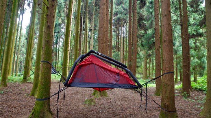 La carpa se arma muy rápido con materiales resistentes y tiene la posibilidad de instalarse en altura. La carpa se arma muy rápido con materiales resistentes y tiene la posibilidad de instalarse en altura.