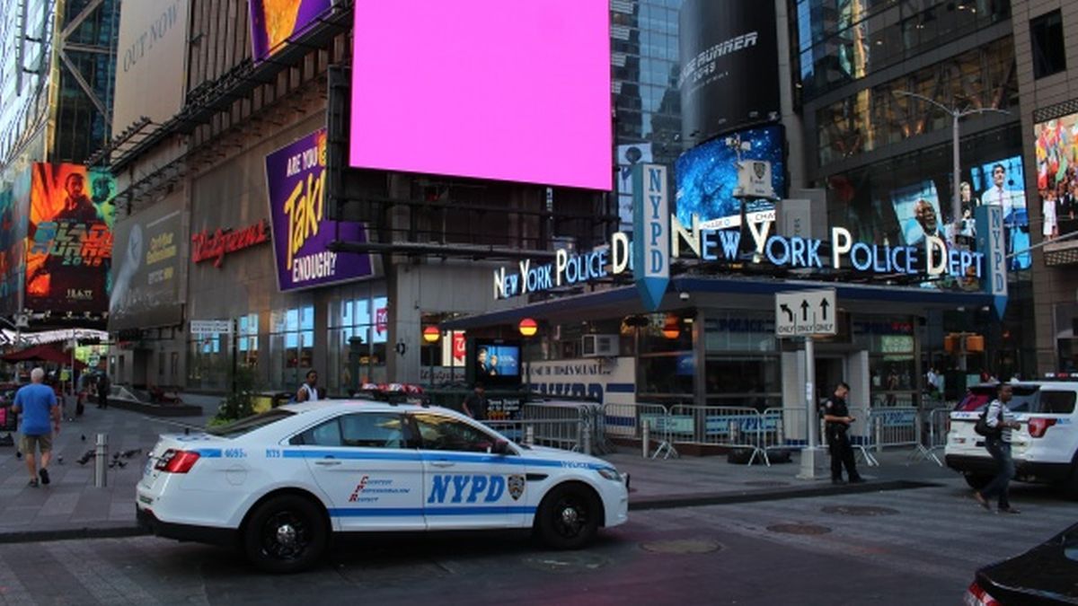 Evacuan Times Square and investigate a suspicious package