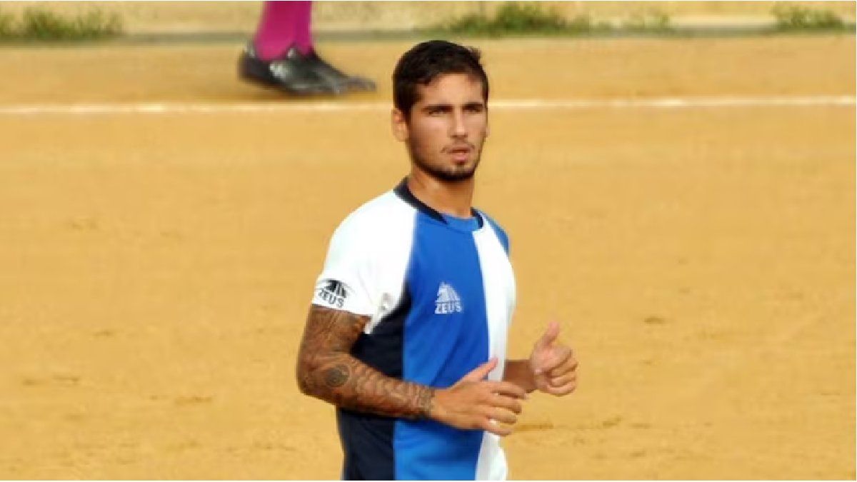 A promotion footballer was shot during a robbery in Valentín Alsina