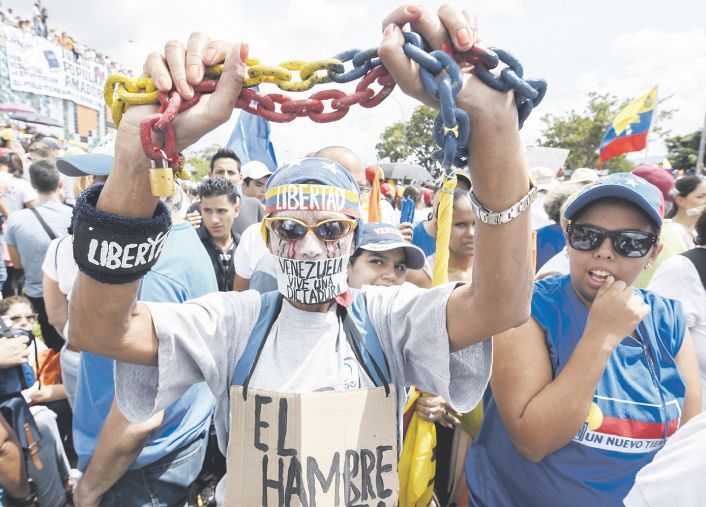 Una multitud y el llamado a un paro acorralan más a Maduro (foto 1)