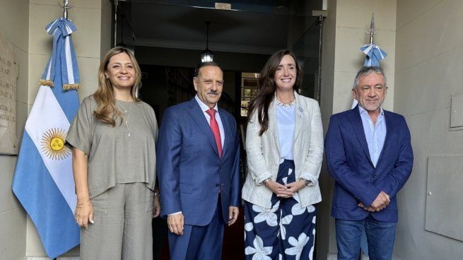 La vicepresidenta fue recibida por el gobernador riojano en el marco de su visita oficial a la provincia, donde participó de la Fiesta Nacional de la Chaya.