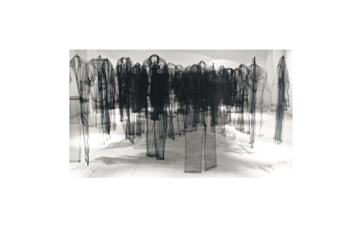 ámbito.com | Obra de Claudia Casarino (Paraguay), una de los 21 artistas entre argentinos y extranjeros convocados especialmente para la muestra “Migraciones” en la sede el Hotel de Inmigrantes de la UNTREF.