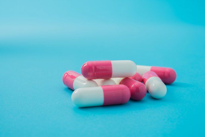 El funcionario está acusado de darle drogas a los presos a cambio de favores sexuales.