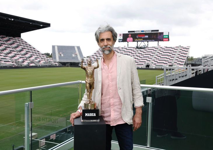 Carlos Benavídez junto a su escultura en el estadio de Inter Miami.