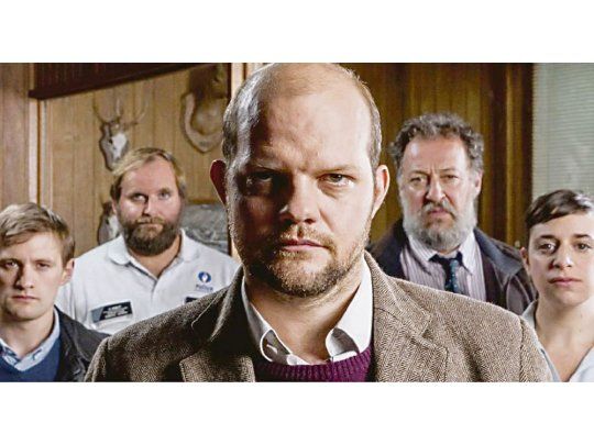 La Tregua. La serie belga tiene su punto de partida con la aparición del cadáver de un joven futbolista africano, que aparece muerto al borde de un río.