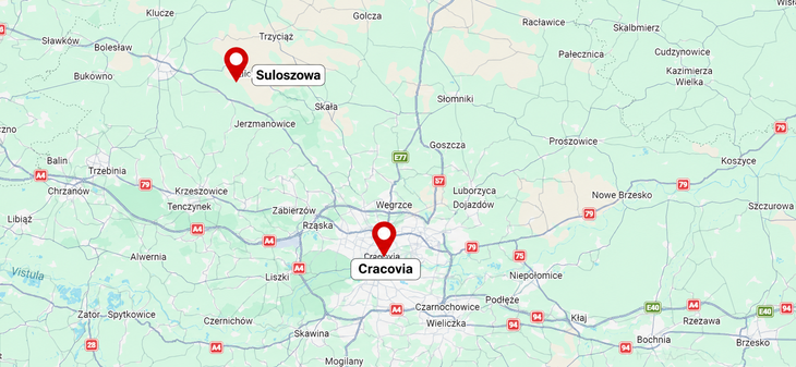 Suoszowa se encuentra a unos 29 kilómetros al noroeste de Cracovia, una distancia que puede recorrerse en aproximadamente 35 a 40 minutos en auto. Esa cercanía con una de las ciudades más turísticas de Polonia explica en parte por qué el pueblo recibe tantos visitantes (Fuente: Google Maps) Suoszowa se encuentra a unos 29 kilómetros al noroeste de Cracovia, una distancia que puede recorrerse en aproximadamente 35 a 40 minutos en auto. Esa cercanía con una de las ciudades más turísticas de Polonia explica en parte por qué el pueblo recibe tantos visitantes (Fuente: Google Maps)