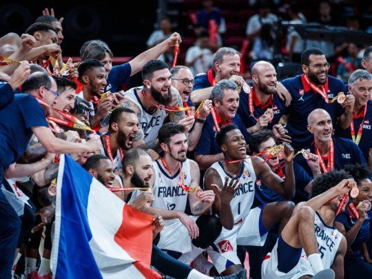 Francia se colgó su segunda medalla de bronce consecutiva en el Mundial de básquetbol masculino, dominando a Australia por 67 a 59, este domingo en Pekín.