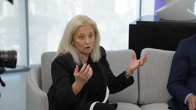 Lalíder de operaciones de OnStar para General Motors Mercosur, Ana Karina Rubini, participó del primer panel de Ámbito Debate sobre Innovación& Tecnología.