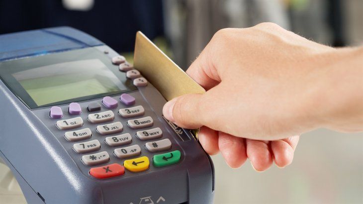 Analizan bajar impuestos en pagos con tarjetas para impulsar el uso de dinero electrónico