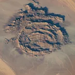 Los anillos de Jabal Arkanu destacan por su forma en pleno desierto del Sáhara. Los anillos de Jabal Arkanu destacan por su forma en pleno desierto del Sáhara.