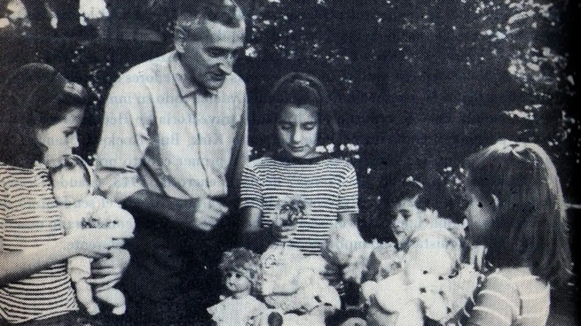 Héctor Oesterheld junto a sus hijas cuando aún eran niñas. 