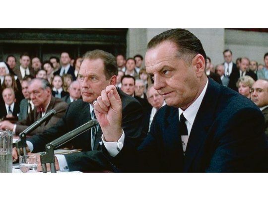Rendición de cuentas. Escena icónica de la película Hoffa, en la que Jack Nicholson, en el papel del líder camionero, afronta una investigación del Senado estadounidense con Robert Kennedy como némesis.